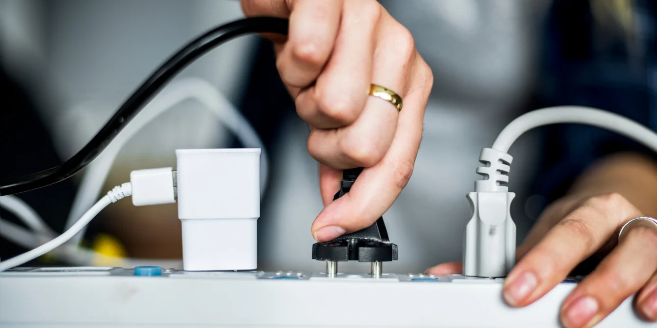 Οι τρεις συσκευές που δεν πρέπει ποτέ να τις συνδέεται με πολύπριζο