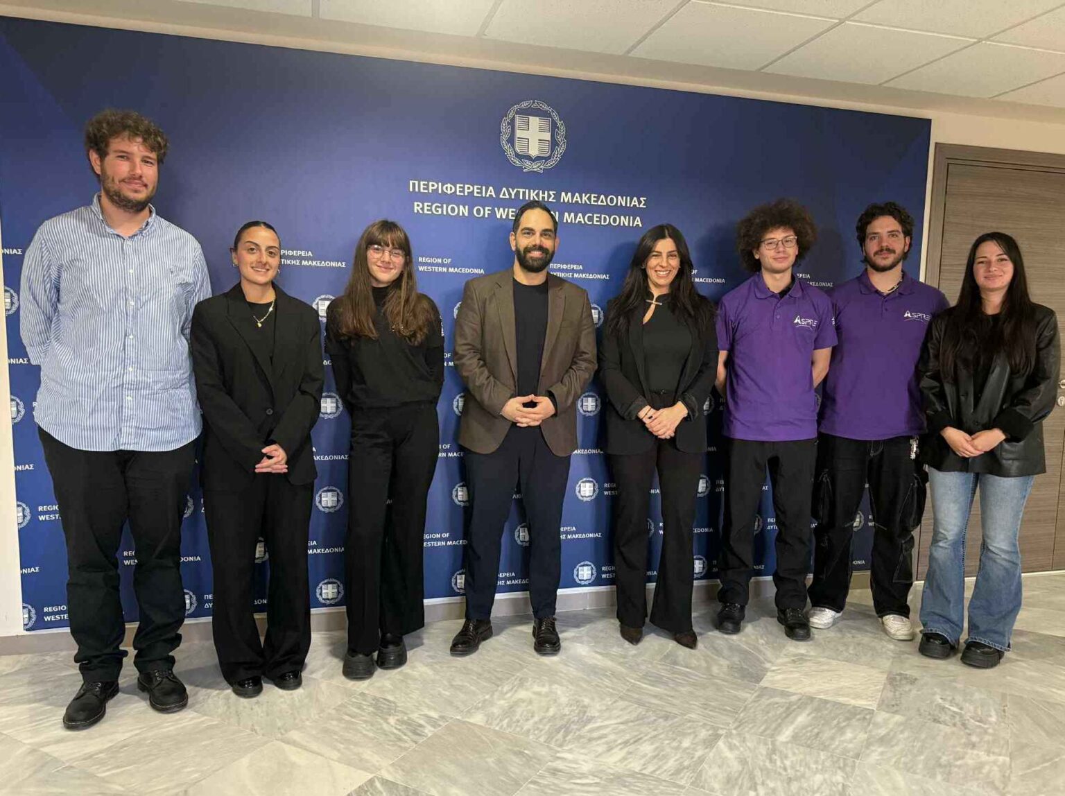 Η Περιφέρεια Δυτικής Μακεδονίας υποδέχεται τις φοιτητικές ομάδες ASPIRE & Perseus του Πανεπιστημίου Δυτικής Μακεδονίας Εκπρόσωποι των φοιτητικών ομάδων ASPiRE και Perseus του Πανεπιστημίου Δυτικής Μακεδονίας επισκέφθηκαν την Περιφέρεια Δυτικής Μακεδονίας, όπου πραγματοποίησαν συνάντηση με την Αντιπεριφερειάρχη Παιδείας & Πολιτισμού, Όλγα Πουταχίδου, και τον Αντιπεριφερειάρχη Διαφάνειας, Ηλεκτρονικής Διακυβέρνησης & Ψηφιακού Μετασχηματισμού Αναστάσιο Ραφαηλίδη. Στη συζήτηση που ακολούθησε, οι φοιτητές παρουσίασαν το έργο τους, τις μέχρι σήμερα διακρίσεις τους, καθώς και τις προκλήσεις που αντιμετωπίζουν στην προσπάθειά τους να εκπροσωπήσουν επάξια το Πανεπιστήμιο και την περιοχή σε εγχώριο και διεθνές επίπεδο. 🔵 Η ομάδα Perseus αποτελεί τη φοιτητική ομάδα Formula Student του Πανεπιστημίου Δυτικής Μακεδονίας. Ασχολείται με τη σχεδίαση, ανάπτυξη και κατασκευή αγωνιστικών μονοθέσιων τύπου Formula, με συμμετοχές και διακρίσεις σε εγχώριους αλλά και διεθνείς διαγωνισμούς μηχανολογίας, τεχνολογίας και καινοτομίας. 🔵 Η ομάδα ASPiRE (Aerospace Research Engineering) είναι η επίσημη φοιτητική ομάδα αεροδιαστημικής. Αναπτύσσει ερευνητικά έργα σε τομείς όπως η πυραυλική, η αεροναυπηγική και τα μη επανδρωμένα συστήματα, έχοντας ήδη καταγράψει διακρίσεις σε κορυφαίους πανευρωπαϊκούς και διεθνείς διαγωνισμούς του κλάδου. Οι Αντιπεριφερειάρχες συνεχάρησαν θερμά τους φοιτητές, επισημαίνοντας ότι οι φοιτητικές ομάδες: αποτελούν ζωντανό παράδειγμα της δημιουργικότητας, και του ταλέντου της νέας γενιάς ενισχύουν την εξωστρέφεια και το κύρος του Πανεπιστημίου Δυτικής Μακεδονίας, προβάλλουν διεθνώς την Περιφέρειά μας μέσα από την έρευνα, την καινοτομία και τις τεχνολογικές εφαρμογές υψηλής εξειδίκευσης. Παράλληλα, τονίστηκε ότι η Περιφέρεια Δυτικής Μακεδονίας θα βρίσκεται έμπρακτα στο πλευρό των φοιτητικών ομάδων, διερευνώντας τρόπους ουσιαστικής υποστήριξης, ώστε να συνεχίσουν ακόμη πιο δυναμικά, φέρνοντας νέες επιτυχίες στην περιοχή ! Η ενίσχυση της νεανικής καινοτομίας, της πανεπιστημιακής έρευνας και των συνεργειών μεταξύ Πανεπιστημίου και Περιφέρειας αποτελεί ξεκάθαρη στρατηγική επιλογή της Περιφερειακής Αρχής, στο πλαίσιο της προσπάθειας για μια Δυτική Μακεδονία εξωστρεφή, δημιουργική και πρωτοπόρα στον τομέα των νέων τεχνολογιών.
