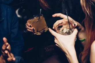 Ανήλικοι - Αλκοόλ: Πώς θα εφαρμοστούν τα νέα μέτρα - Τι ισχύει για πάρτι & επαλήθευση ηλικίας