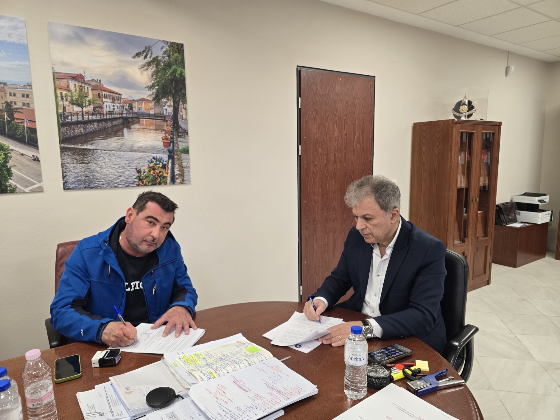 Περιφέρεια Δυτικής Μακεδονίας Υπογραφή Σύμβασης για τις Άμεσες Ασφαλτικές Παρεμβάσεις στο Ε.Ο.Δ./Π.Δ.Μ. | Eordaialive.com Περιφέρεια Δυτικής Μακεδονίας Υπογραφή Σύμβασης για τις Άμεσες Ασφαλτικές Παρεμβάσεις στο Ε.Ο.Δ./Π.Δ.Μ. - Eordaialive.com