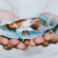 Ετήσιο επίδομα 250 ευρώ: Πότε θα βγει η ΚΥΑ και τι θα ισχύσει για τις πληρωμές – Όλες οι τελευταίες πληροφορίες