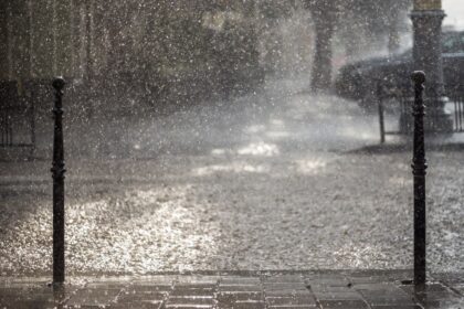 Καιρός: Ισχυρές βροχές, καταιγίδες – Πορτοκαλί προειδοποίηση από την ΕΜΥ