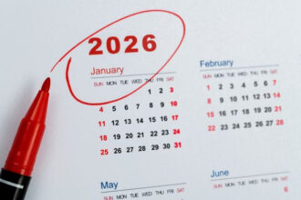 Το ημερολόγιο του 2026: Αναλυτικά όλες οι αργίες και τα τριήμερα της νέας χρονιάς