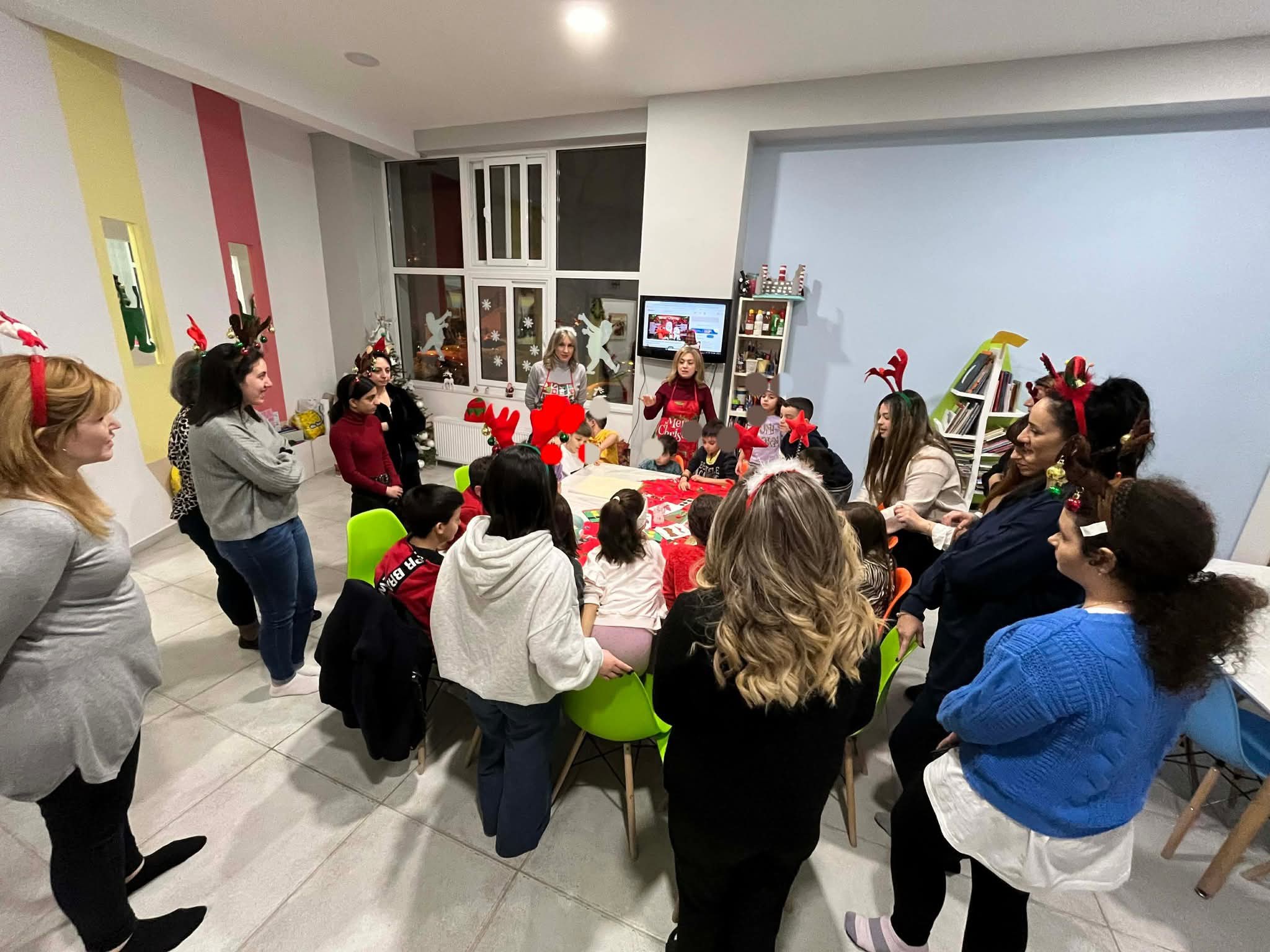 Μαθητές του ΚΔΑΠ Αρλεκίνος έφτιαξαν "κουραμπιέδες αγάπης" σε συνεργασία με τον Σύλλογο Πολυτέκνων και το ΔΙΕΚ Πτολεμαΐδας - Eordaialive.com