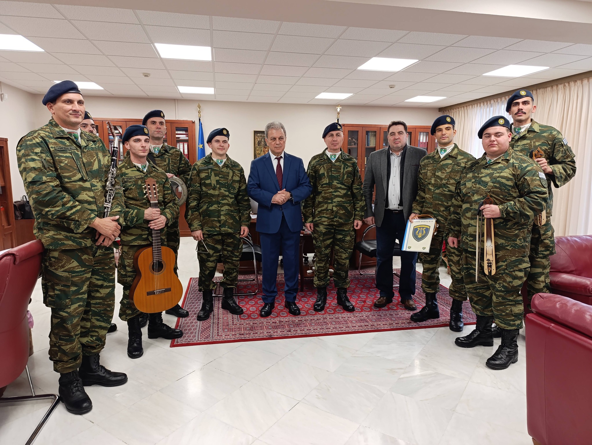 Τα Χριστουγεννιάτικα Κάλαντα έψαλαν στον Περιφερειάρχη Δυτικής Μακεδονίας Γιώργο Αμανατίδη - Eordaialive.com