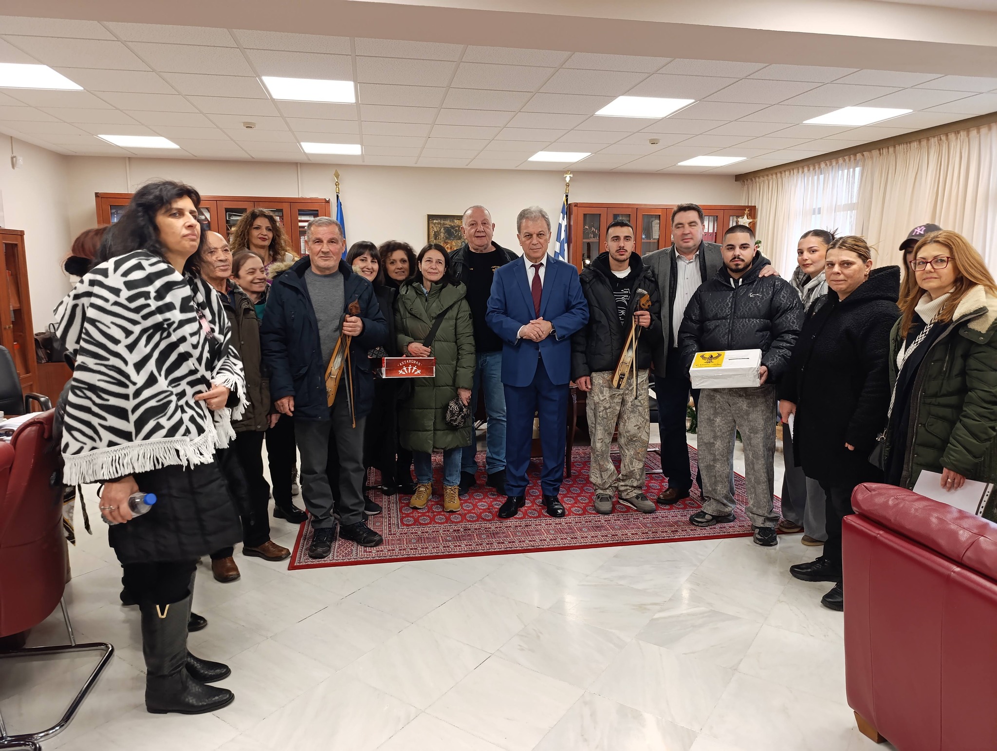 Τα Χριστουγεννιάτικα Κάλαντα έψαλαν στον Περιφερειάρχη Δυτικής Μακεδονίας Γιώργο Αμανατίδη - Eordaialive.com