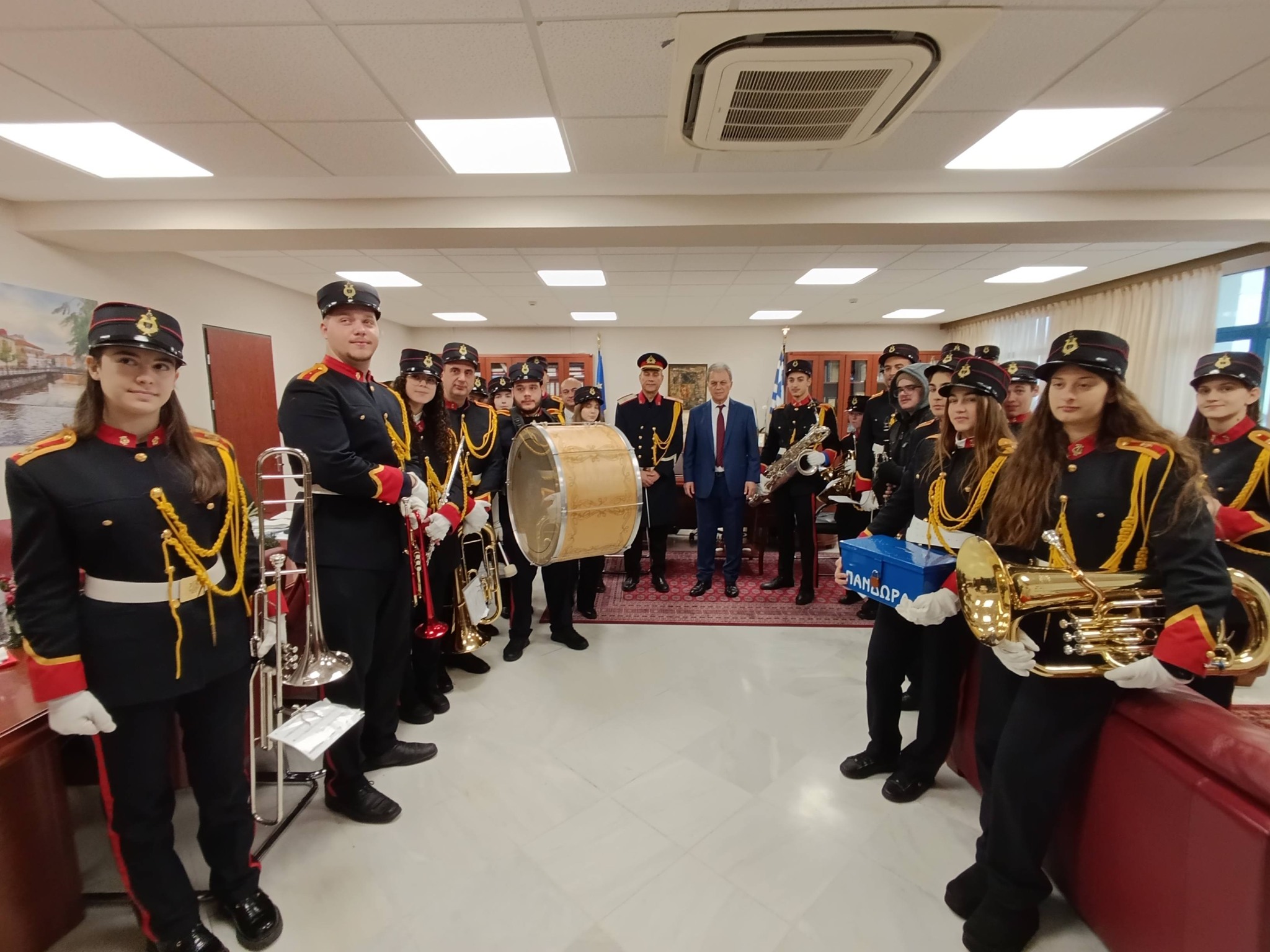 Τα Χριστουγεννιάτικα Κάλαντα έψαλαν στον Περιφερειάρχη Δυτικής Μακεδονίας Γιώργο Αμανατίδη - Eordaialive.com