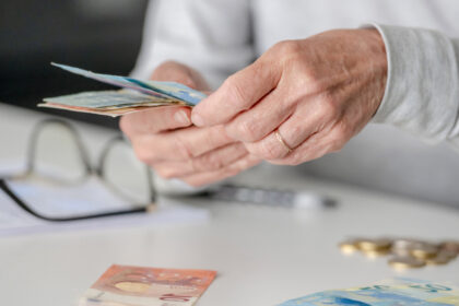 Συντάξεις Μαΐου 2026: Ποια ημέρα και τι ώρα θα μπουν τα χρήματα