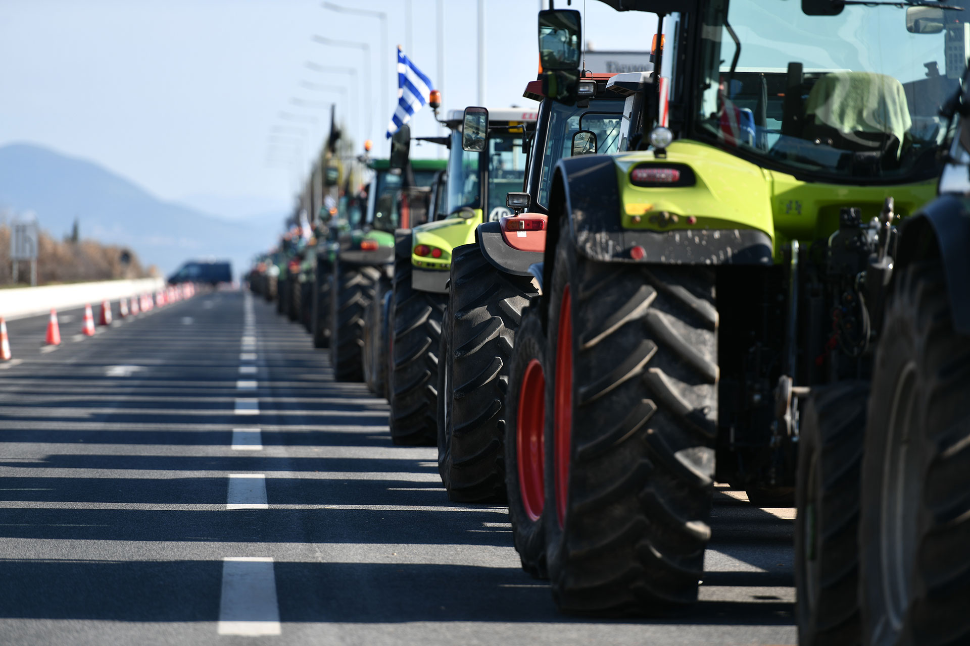 Αυτό είναι το ενιαίο πλαίσιο αιτημάτων των αγροτών – Κλιμακώνουν τις κινητοποιήσεις με νέα μπλόκα και συμμετοχή στην απεργία