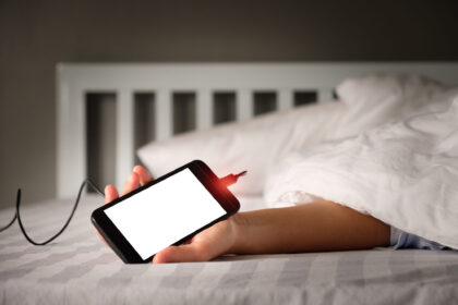 Ηλεκτροπληξία 8χρονου στο κρεβάτι από φορτιστή