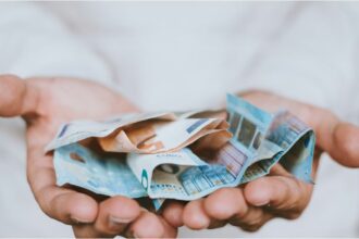 Αναδρομικά: Ποιοι κινδυνεύουν να βρεθούν αντιμέτωποι με προσαυξήσεις και πρόστιμα και τι πρέπει να κάνουν