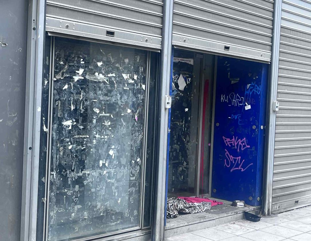 Η εικόνα της ημέρας στην Πτολεμαΐδα: Μια γωνιά φροντίδας για τα αδέσποτα από ανώνυμους πολίτες! | Eordaialive.com Η εικόνα της ημέρας στην Πτολεμαΐδα: Μια γωνιά φροντίδας για τα αδέσποτα από ανώνυμους πολίτες! - Eordaialive.com