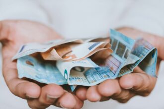 Λεφτά στους λογαριασμούς μέχρι αύριο: Ποιοι πληρώνονται από e-ΕΦΚΑ και ΔΥΠΑ