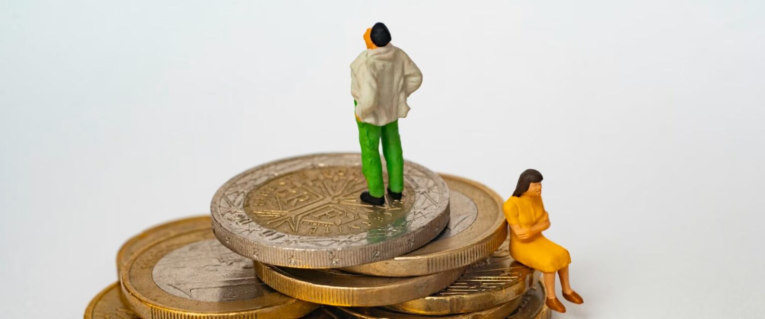 Το «δίλημμα» της κυβέρνησης για το πλεόνασμα: Έκτακτο επίδομα 250€ ή «κούρεμα» εισφοράς αλληλεγγύης για τους συνταξιούχους;