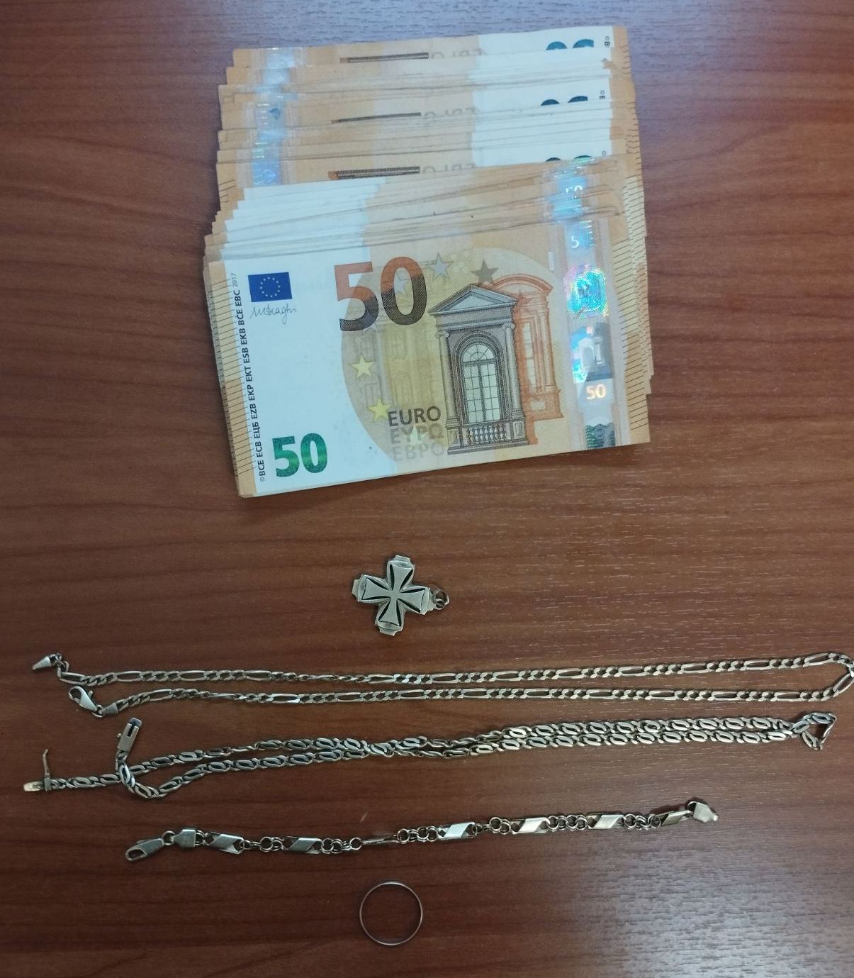 Συνελήφθησαν μετά από συντονισμένη αστυνομική επιχείρηση αστυνομικών των Τμημάτων Δίωξης και Εξιχνίασης Εγκλημάτων Φλώρινας και Πέλλας -2- ημεδαποί, για τηλεφωνικές απάτες που διαπράχθηκαν σε περιοχή της Φλώρινας, με το πρόσχημα της αναγκαστικής καταγραφής χρημάτων και τιμαλφών