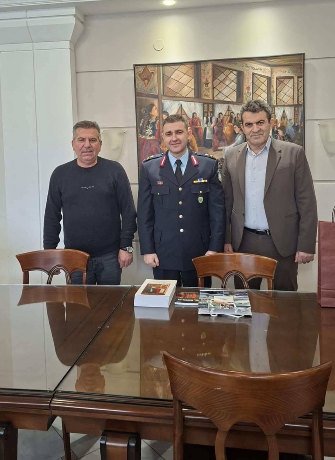 Ο Ταξίαρχος Νικόλαος ΈΞΑΡΧΟΣ, πραγματοποίησε εθιμοτυπική επίσκεψη στην Περιφερειακή Ενότητα Καστοριάς και στο Δημαρχείο Καστοριάς, | Eordaialive.com Ο Ταξίαρχος Νικόλαος ΈΞΑΡΧΟΣ, πραγματοποίησε εθιμοτυπική επίσκεψη στην Περιφερειακή Ενότητα Καστοριάς και στο Δημαρχείο Καστοριάς, - Eordaialive.com