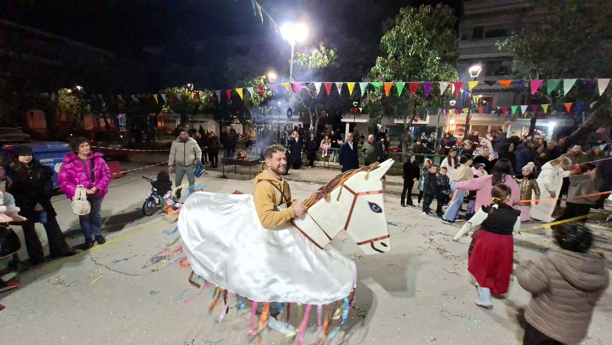 Αποκριάτικο Γλέντι Θρακικής Εστίας Εορδαίας: Ζωντάνια και Παράδοση στην Πλατεία Σαράντη Αρχιγένη! | Eordaialive.com Αποκριάτικο Γλέντι Θρακικής Εστίας Εορδαίας: Ζωντάνια και Παράδοση στην Πλατεία Σαράντη Αρχιγένη! - Eordaialive.com