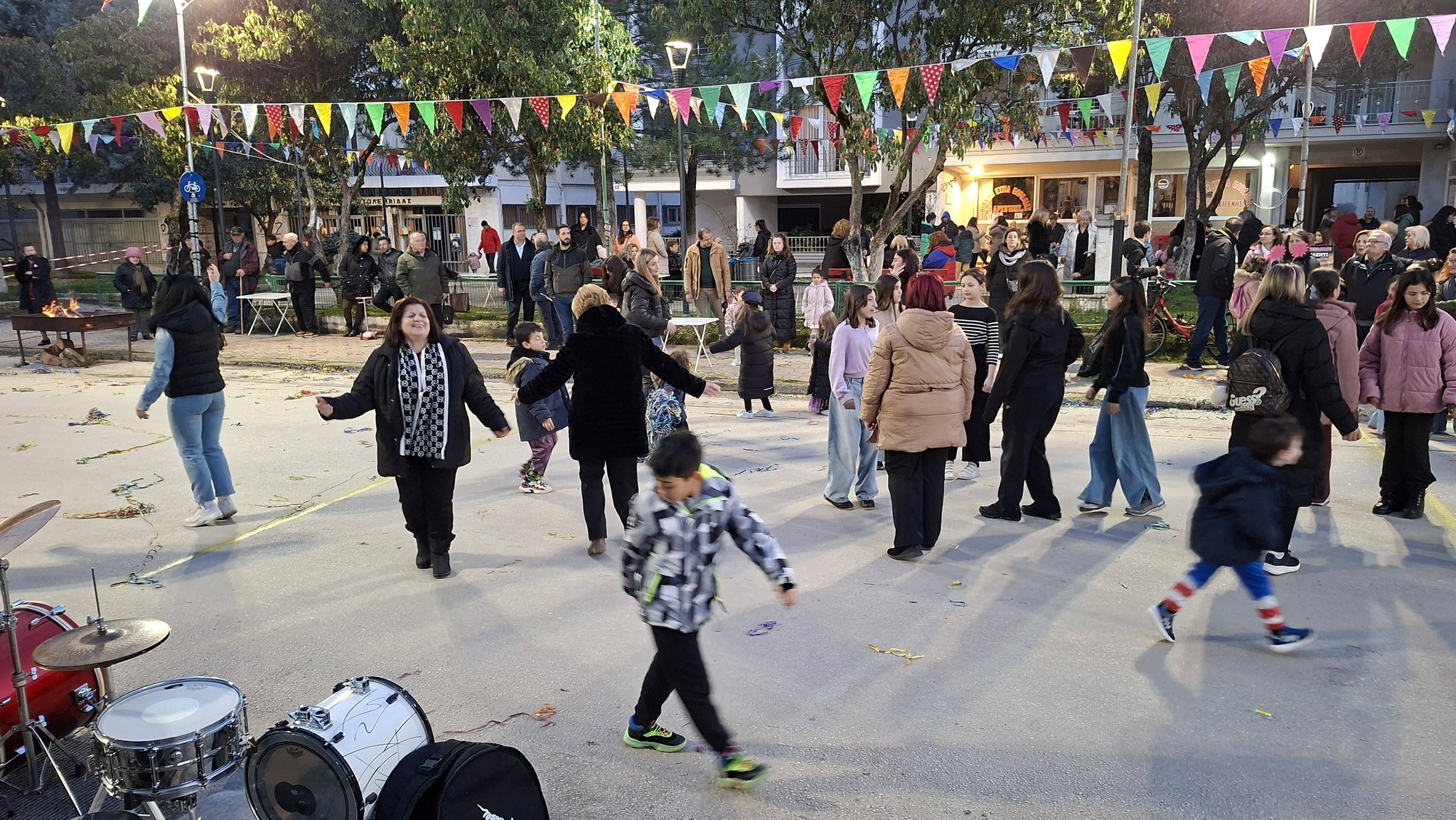 Αποκριάτικο Γλέντι Θρακικής Εστίας Εορδαίας: Ζωντάνια και Παράδοση στην Πλατεία Σαράντη Αρχιγένη! | Eordaialive.com Αποκριάτικο Γλέντι Θρακικής Εστίας Εορδαίας: Ζωντάνια και Παράδοση στην Πλατεία Σαράντη Αρχιγένη! - Eordaialive.com