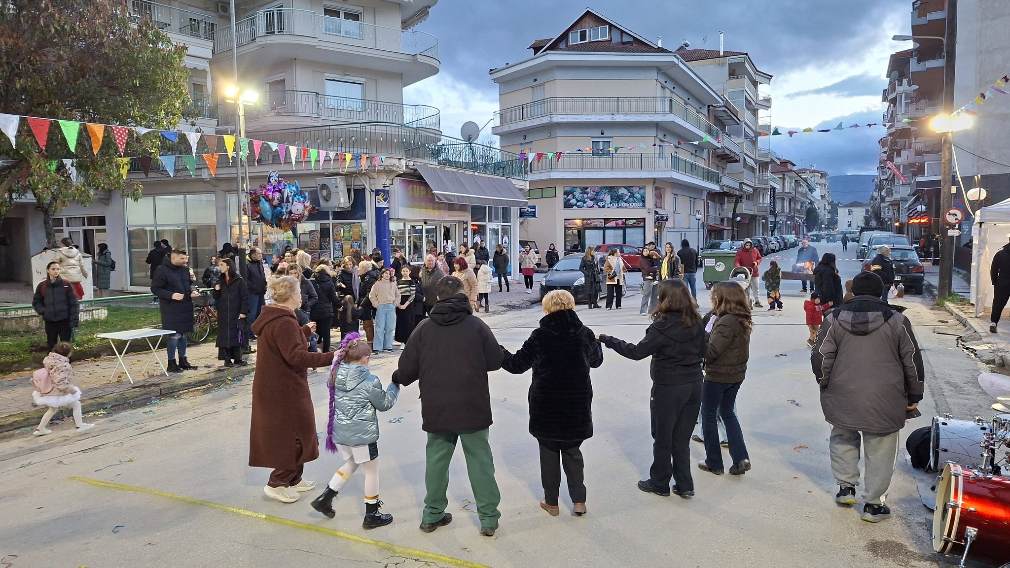 Αποκριάτικο Γλέντι Θρακικής Εστίας Εορδαίας: Ζωντάνια και Παράδοση στην Πλατεία Σαράντη Αρχιγένη! | Eordaialive.com Αποκριάτικο Γλέντι Θρακικής Εστίας Εορδαίας: Ζωντάνια και Παράδοση στην Πλατεία Σαράντη Αρχιγένη! - Eordaialive.com