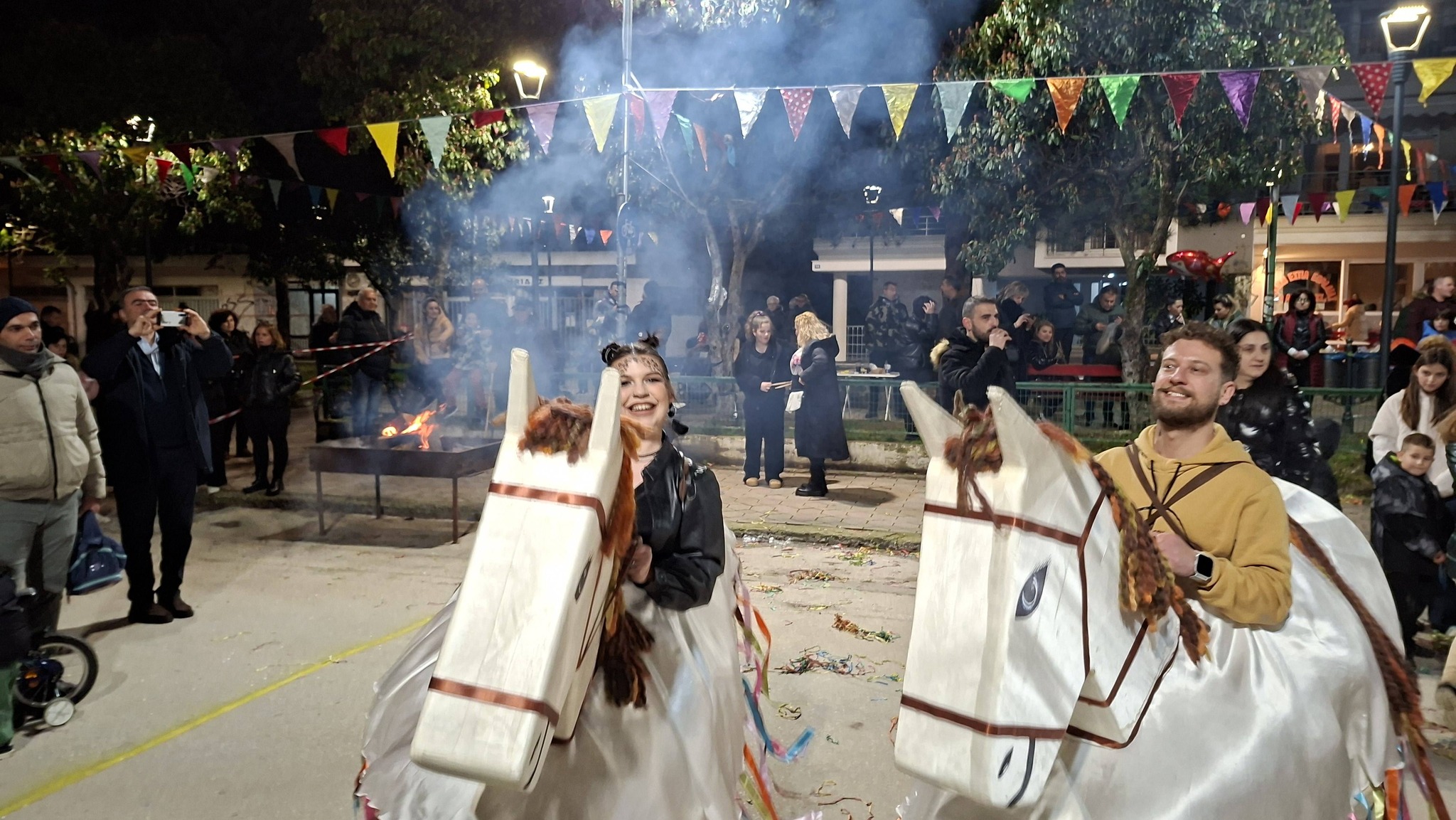 Αποκριάτικο Γλέντι Θρακικής Εστίας Εορδαίας: Ζωντάνια και Παράδοση στην Πλατεία Σαράντη Αρχιγένη! | Eordaialive.com Αποκριάτικο Γλέντι Θρακικής Εστίας Εορδαίας: Ζωντάνια και Παράδοση στην Πλατεία Σαράντη Αρχιγένη! - Eordaialive.com