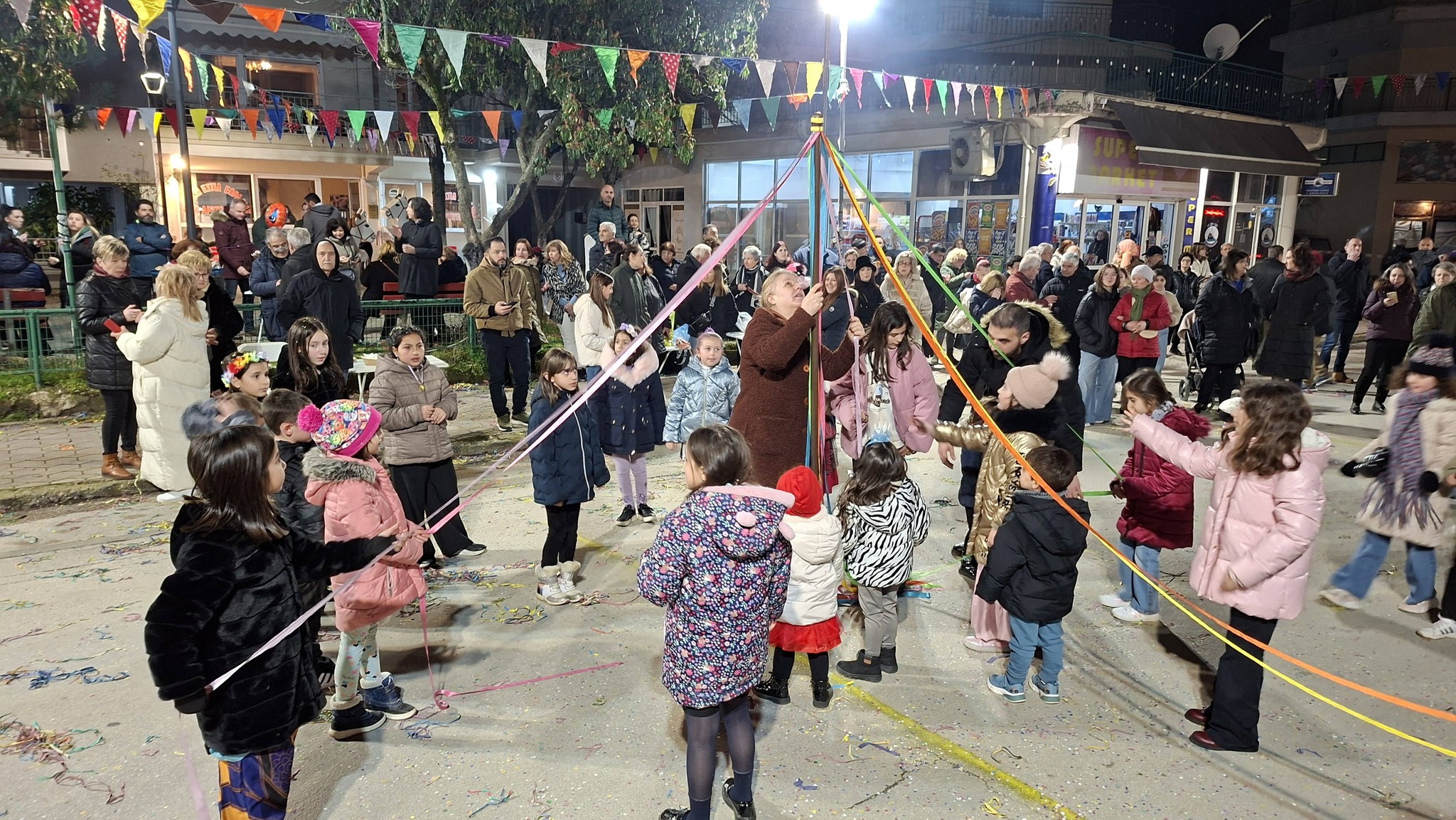 Αποκριάτικο Γλέντι Θρακικής Εστίας Εορδαίας: Ζωντάνια και Παράδοση στην Πλατεία Σαράντη Αρχιγένη! | Eordaialive.com Αποκριάτικο Γλέντι Θρακικής Εστίας Εορδαίας: Ζωντάνια και Παράδοση στην Πλατεία Σαράντη Αρχιγένη! - Eordaialive.com