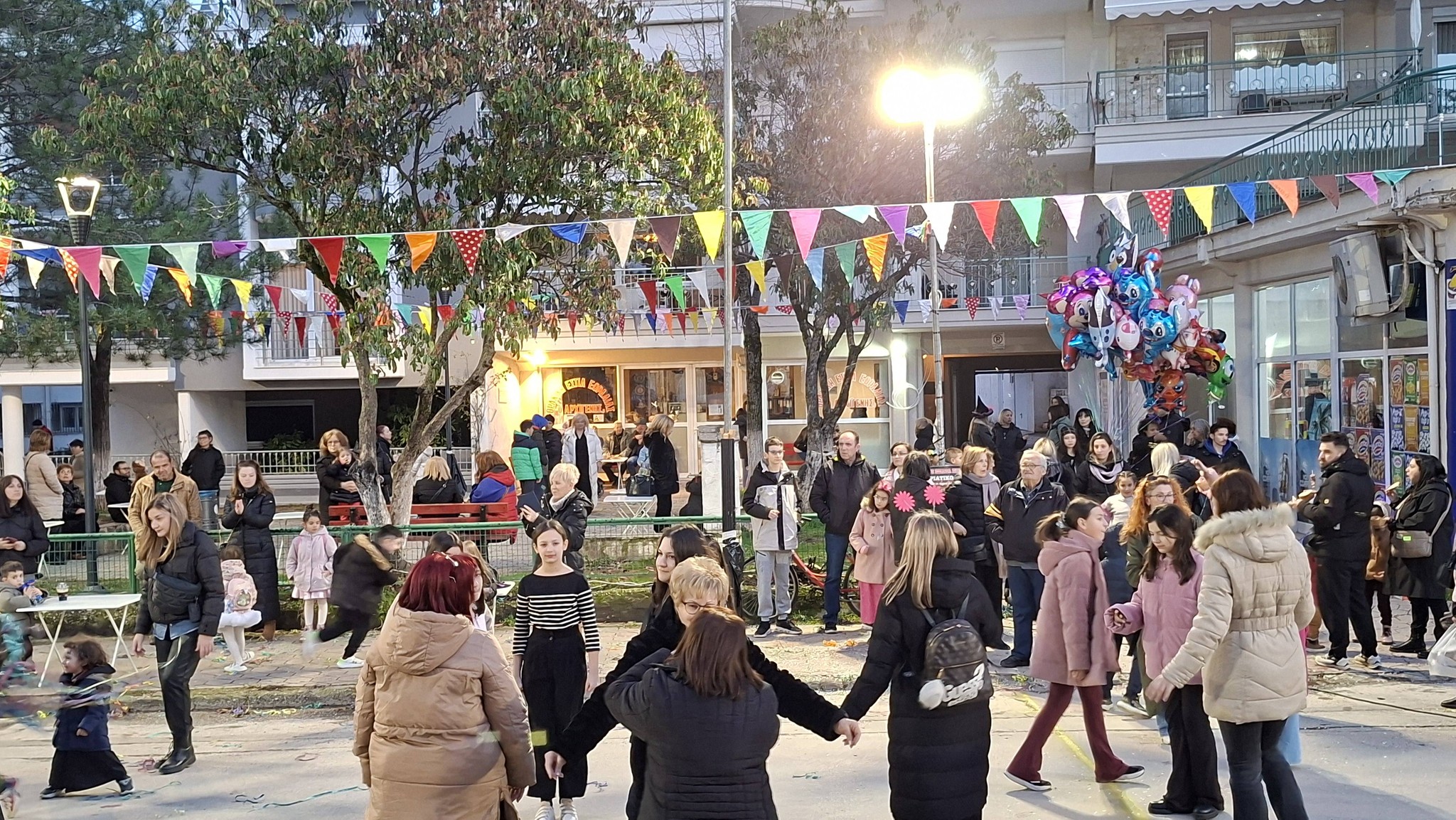Αποκριάτικο Γλέντι Θρακικής Εστίας Εορδαίας: Ζωντάνια και Παράδοση στην Πλατεία Σαράντη Αρχιγένη! | Eordaialive.com Αποκριάτικο Γλέντι Θρακικής Εστίας Εορδαίας: Ζωντάνια και Παράδοση στην Πλατεία Σαράντη Αρχιγένη! - Eordaialive.com