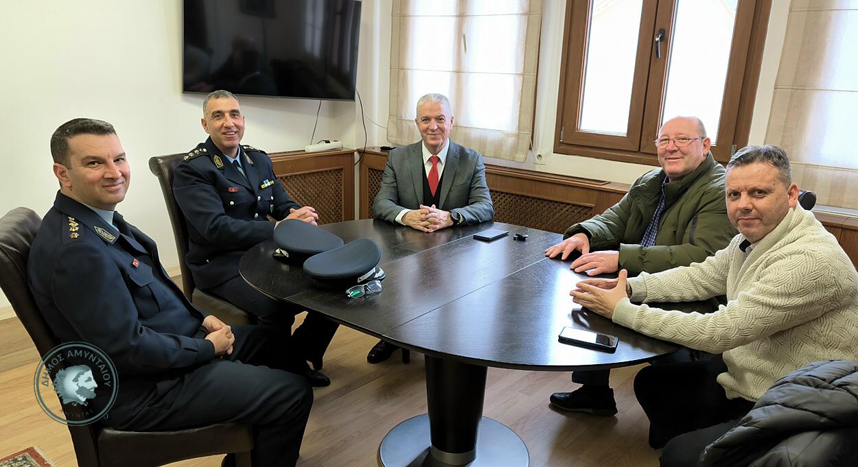 Συνάντηση του Δημάρχου Αμυνταίου Ιωάννη Λιάση με τη νέα ηγεσία της Αστυνομικής Διεύθυνσης Φλώρινας | Eordaialive.com Συνάντηση του Δημάρχου Αμυνταίου Ιωάννη Λιάση με τη νέα ηγεσία της Αστυνομικής Διεύθυνσης Φλώρινας - Eordaialive.com