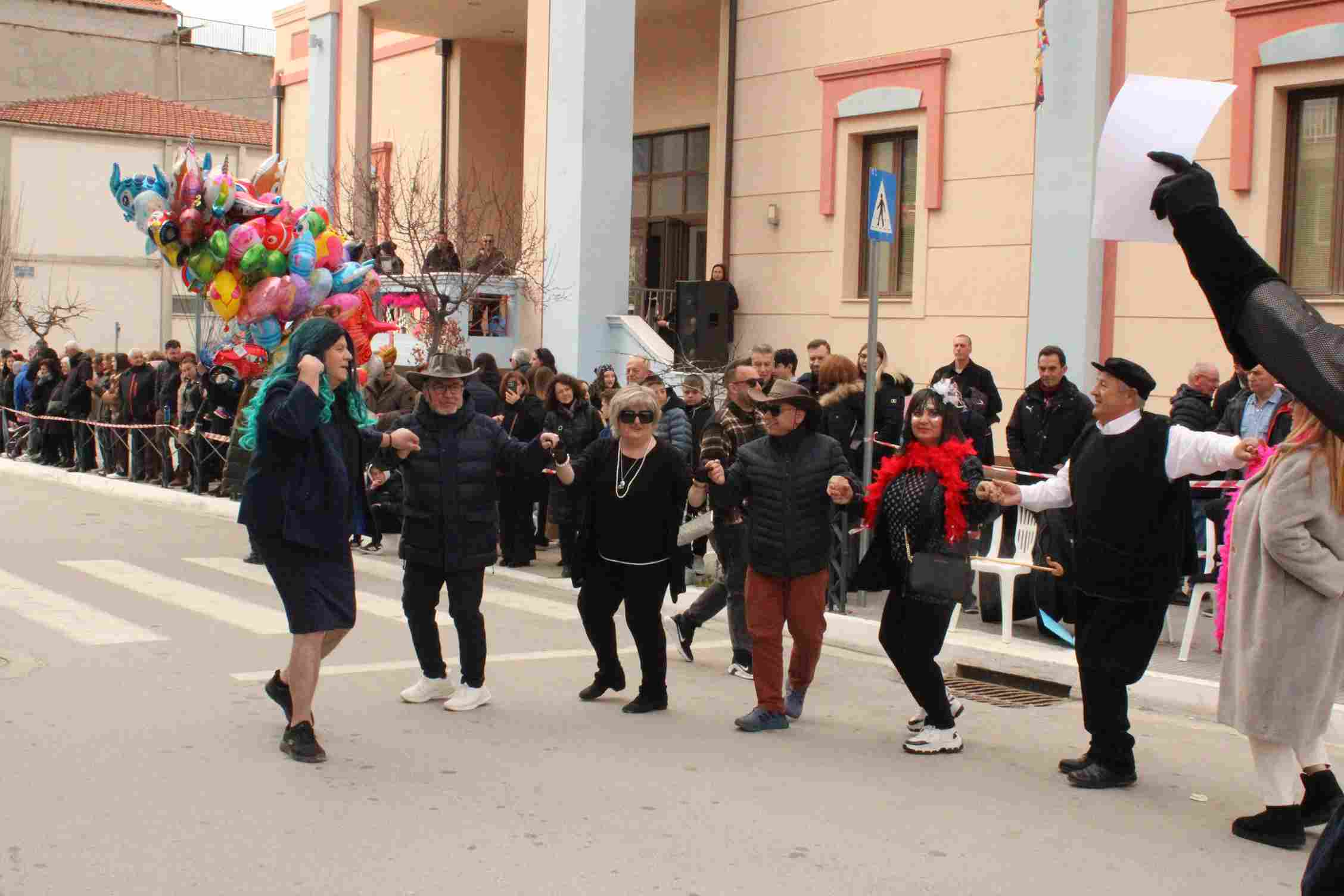 Ολοκληρώθηκε με απόλυτη επιτυχία η Μεγάλη Καρναβαλική Παρέλαση «Σάκης Πάσχος» στον Δήμος Σερβίων - Eordaialive.com