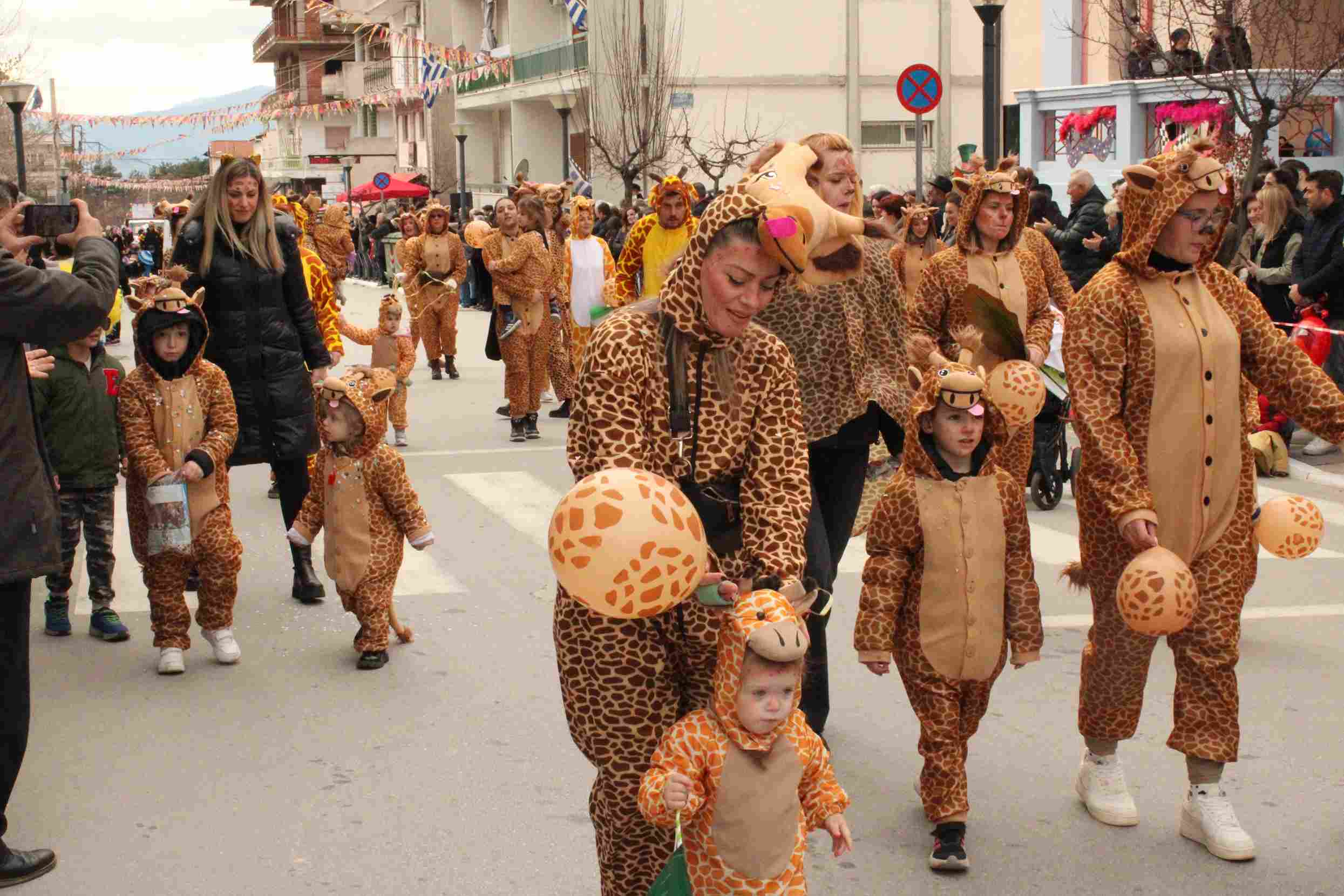 Ολοκληρώθηκε με απόλυτη επιτυχία η Μεγάλη Καρναβαλική Παρέλαση «Σάκης Πάσχος» στον Δήμος Σερβίων - Eordaialive.com
