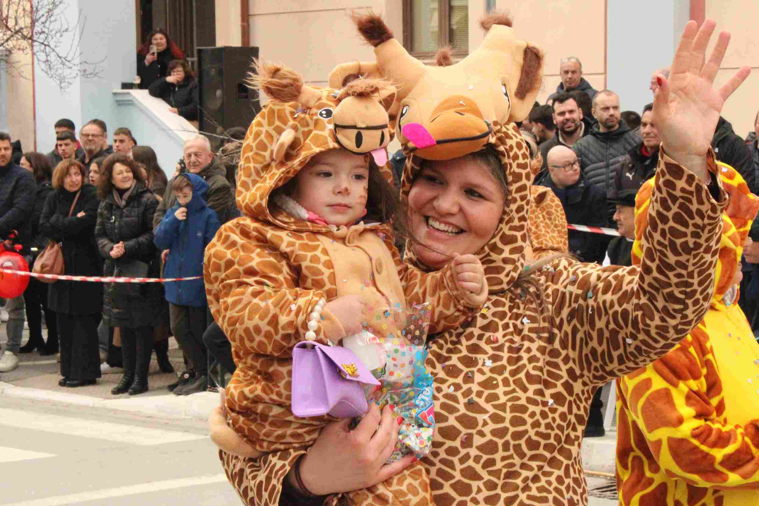 Ολοκληρώθηκε με απόλυτη επιτυχία η Μεγάλη Καρναβαλική Παρέλαση «Σάκης Πάσχος» στον Δήμος Σερβίων - Eordaialive.com