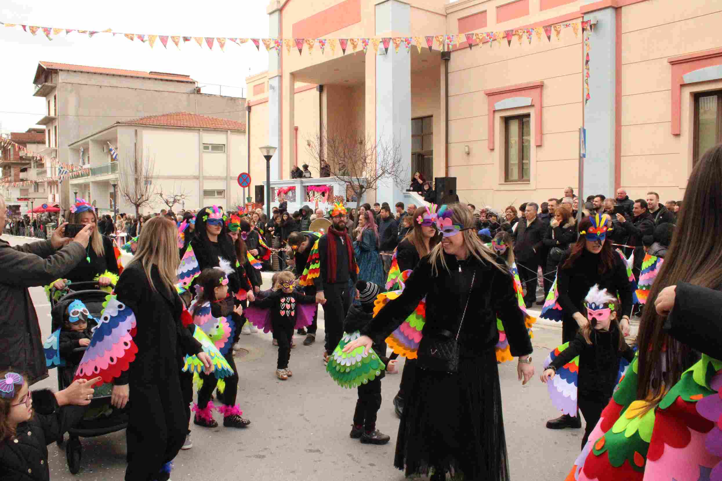 Ολοκληρώθηκε με απόλυτη επιτυχία η Μεγάλη Καρναβαλική Παρέλαση «Σάκης Πάσχος» στον Δήμος Σερβίων - Eordaialive.com