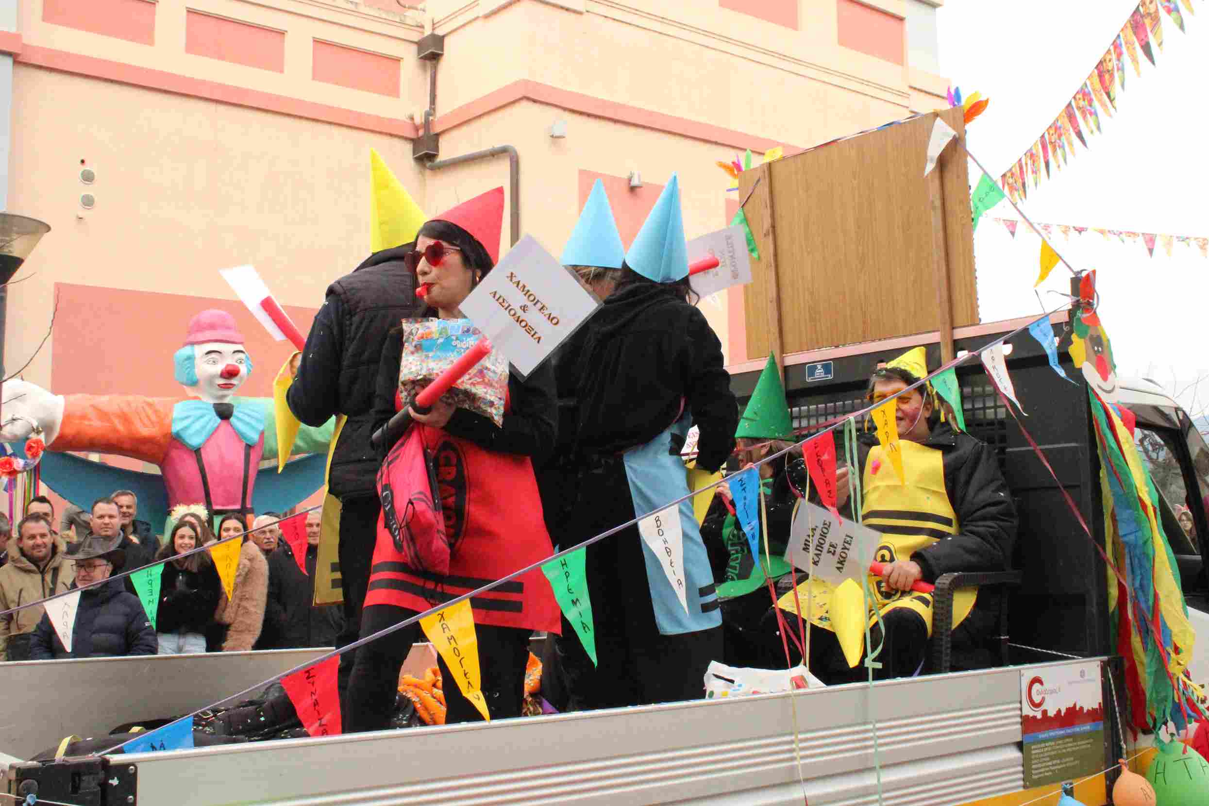 Ολοκληρώθηκε με απόλυτη επιτυχία η Μεγάλη Καρναβαλική Παρέλαση «Σάκης Πάσχος» στον Δήμος Σερβίων - Eordaialive.com