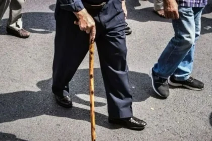 Πότε καταβάλλονται οι συντάξεις Μαρτίου: Αναλυτικά οι ημερομηνίες ανά ταμείο