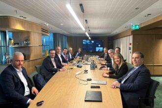 Συμφωνία-κλειδί για τον ΔΕΣΦΑ: Νέα, ανταγωνιστικά τιμολόγια για τον Κάθετο Διάδρομο με τη σφραγίδα της Κομισιόν