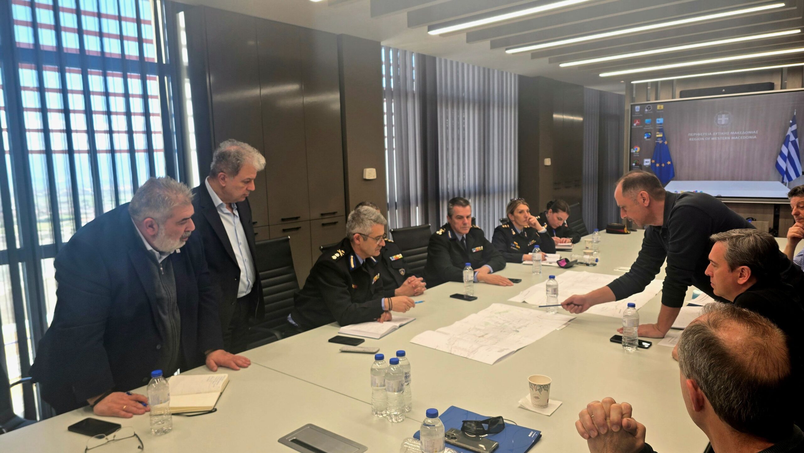 Περιφέρεια Δυτικής Μακεδονίας: Έναρξη εργασιών για τις υποδομές εγκατάστασης εξομοιωτή πυρκαγιάς σε αεροσκάφος στην Σχολή Πυροσβεστών Πτολεμαΐδας - Eordaialive.com