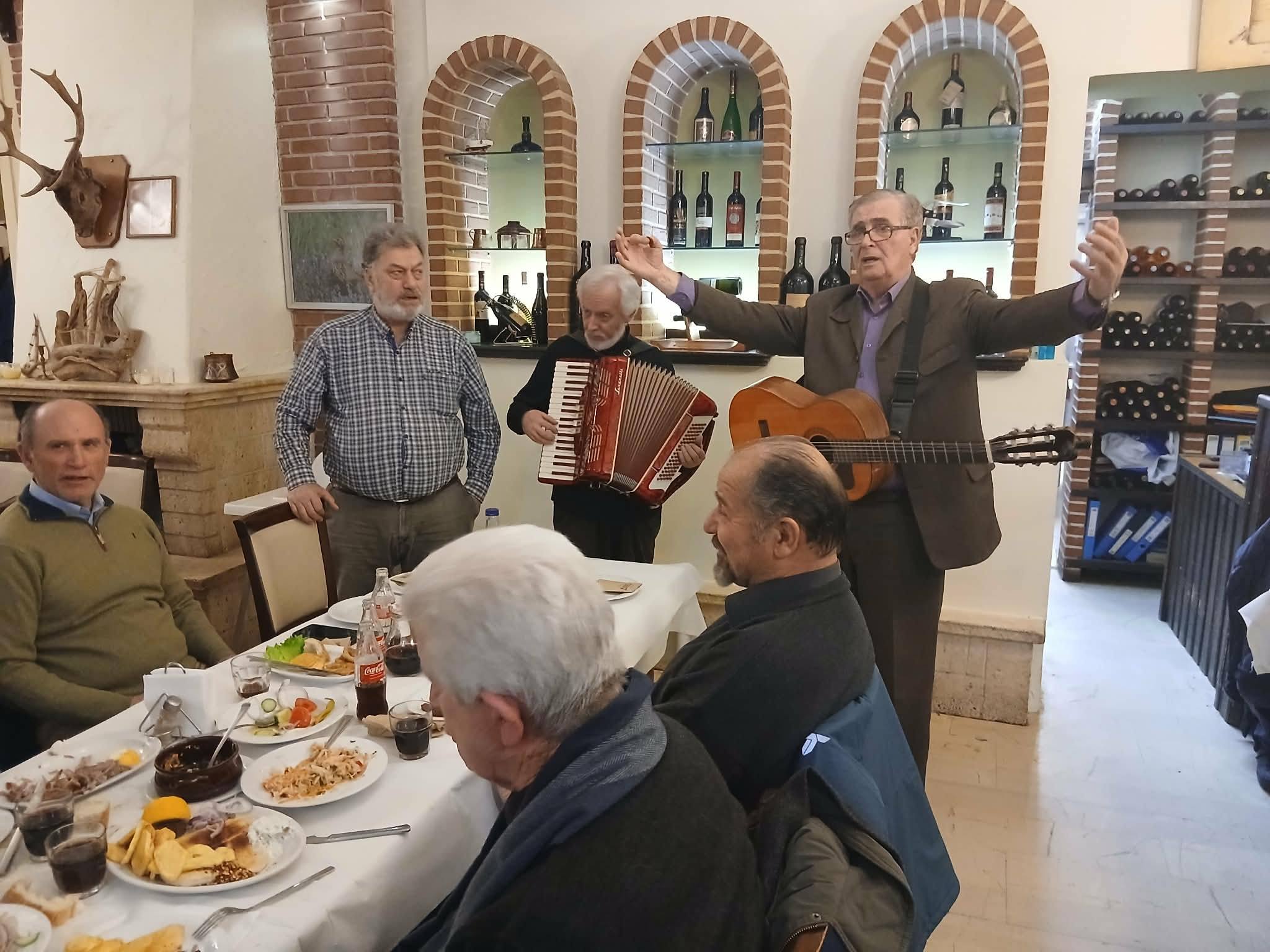 Οι Τροβαδούροι της Πτολεμαΐδας γέμισαν με μελωδίες και κέφι την ταβέρνα «Δούκας» - Eordaialive.com