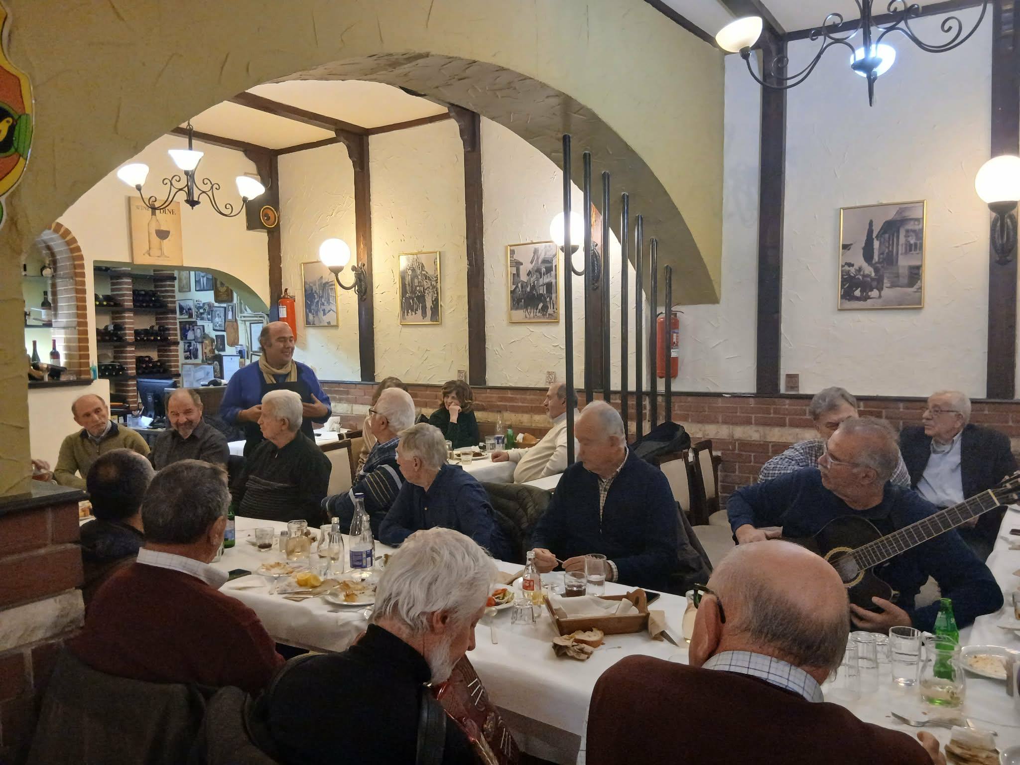 Οι Τροβαδούροι της Πτολεμαΐδας γέμισαν με μελωδίες και κέφι την ταβέρνα «Δούκας» - Eordaialive.com