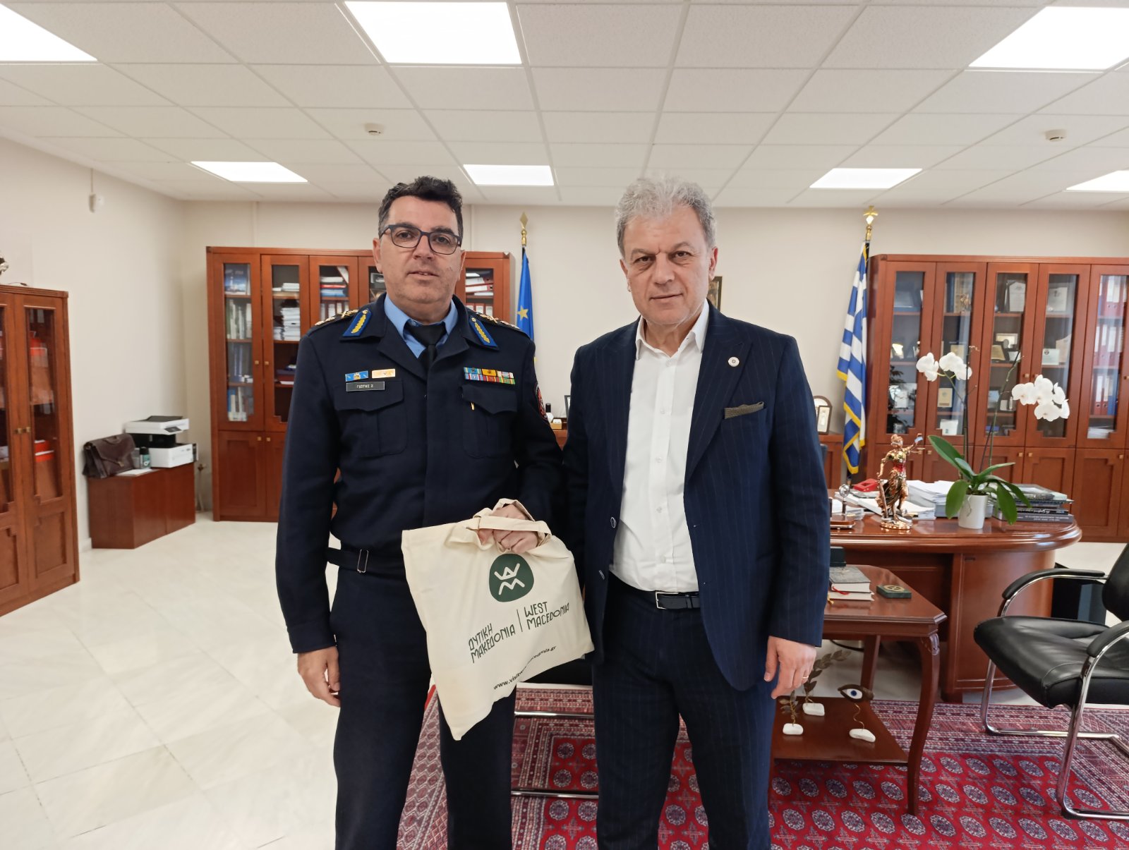 Επίσκεψη του νέου Συντονιστή Επιχειρήσεων Ηπείρου, Δυτικής Μακεδονίας και Νήσων στον Περιφερειάρχη Δυτικής Μακεδονίας | Eordaialive.com Επίσκεψη του νέου Συντονιστή Επιχειρήσεων Ηπείρου, Δυτικής Μακεδονίας και Νήσων στον Περιφερειάρχη Δυτικής Μακεδονίας - Eordaialive.com