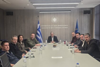 Συνάντηση του Περιφερειάρχη με εκπροσώπους Εμπορικών Συλλόγων για τη Δράση ενίσχυσης των ΜμΕ