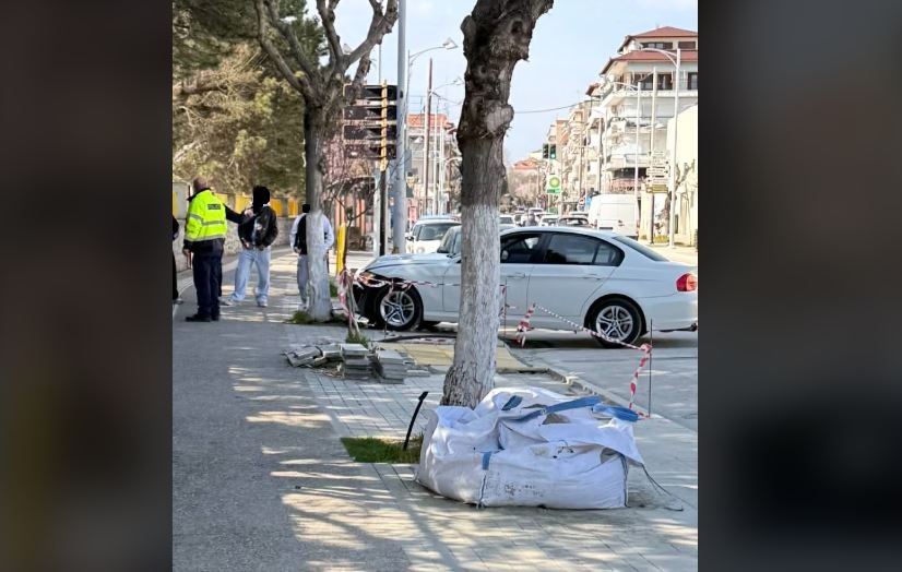 Πτολεμαΐδα: ΙΧ προσέκρουσε σε δέντρο κοντά στο Δημαρχείο