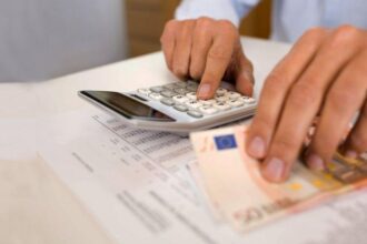 Διπλό μέτωπο κατά της ακρίβειας: Οι παρεμβάσεις που εξετάζονται σε καύσιμα-τρόφιμα και το νέο σύστημα επισιτιστικής βοήθειας