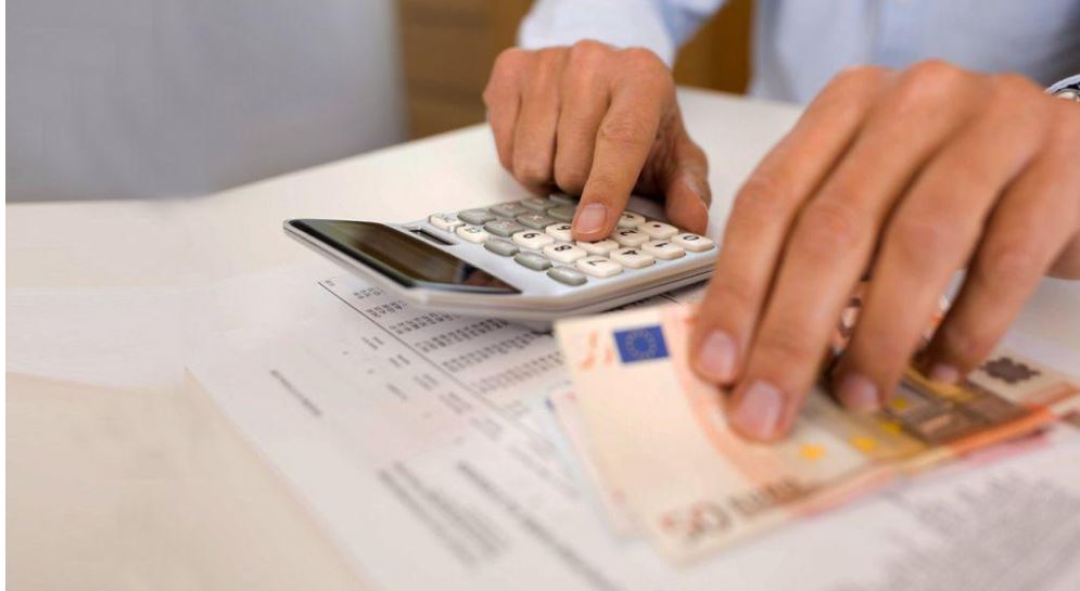 Διπλό μέτωπο κατά της ακρίβειας: Οι παρεμβάσεις που εξετάζονται σε καύσιμα-τρόφιμα και το νέο σύστημα επισιτιστικής βοήθειας