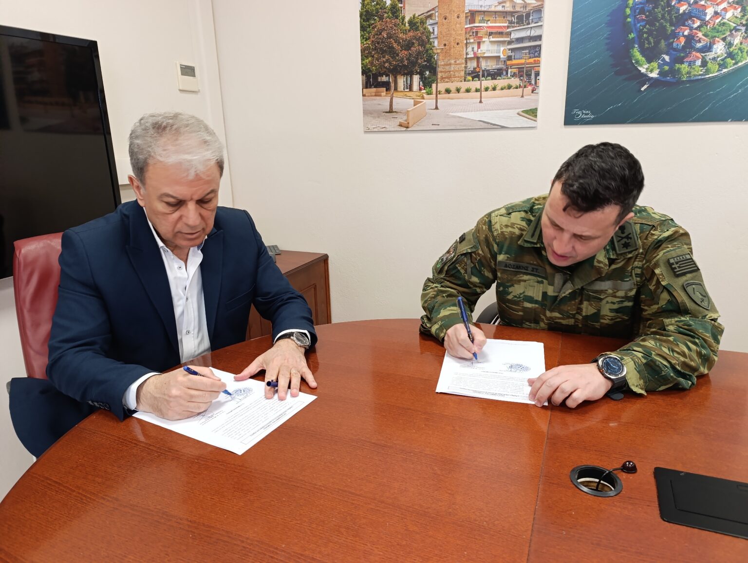 Την Προγραμματική Σύμβαση για την Προμήθεια Οικοδομικών και Ηλεκτρολογικών Υλικών για την Αναβάθμιση Στρατιωτικών Εγκαταστάσεων, περιοχής ευθύνης του 15ου Συντάγματος Πεζικού Καστοριάς (15ο ΣΠ «XV ΜΠ»), υπέγραψαν τη Δευτέρα 2 Μαρτίου 2026 ο Περιφερειάρχης Δυτικής Μακεδονίας Γιώργος Αμανατίδης και ο Διοικητής της 9ης Μηχανοποιημένης Ταξιαρχίας Πεζικού (9η Μ/Π ΤΑΞ ΠΖ) «Αδριανούπολη», Ταξίαρχος Στέφανος Δοξάκης. Η σύμβαση, συνολικού προϋπολογισμού 18.722,80€, χρηματοδοτείται από το πρόγραμμα Κεντρικών Αυτοτελών Πόρων της Περιφερειακής Ενότητας Καστοριάς και αποσκοπεί στην κάλυψη ουσιαστικών αναγκών συντήρησης και βελτίωσης των κτιριακών και λειτουργικών υποδομών της περιοχής ευθύνης του Συντάγματος. Οι παρεμβάσεις θα υλοποιηθούν σε σημαντικό αριθμό Μονάδων και Επιτηρητικών Φυλακίων, ενισχύοντας την εύρυθμη λειτουργία τους. Παράλληλα, η συγκεκριμένη προμήθεια συμβάλλει καθοριστικά στη διατήρηση της επιχειρησιακής ετοιμότητας, αλλά και στη βελτίωση των συνθηκών διαβίωσης και εργασίας των στελεχών και των στρατιωτών που υπηρετούν στην περιοχή. Η διαρκής και έμπρακτη συνεργασία μεταξύ της Περιφέρειας Δυτικής Μακεδονίας και των Ενόπλων Δυνάμεων επιβεβαιώνει τη σταθερή βούληση της τοπικής αυτοδιοίκησης να στηρίζει τις στρατιωτικές μονάδες, αναγνωρίζοντας τον ουσιαστικό τους ρόλο στην ασφάλεια, τη σταθερότητα και την κοινωνική συνοχή της ακριτικής περιοχής.