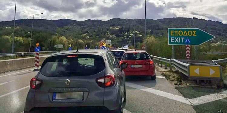Τροχαίο δυστύχημα στην Εγνατία Οδό: Νεκροί οδηγός ΙΧ και ένας υπάλληλος του αυτοκινητόδρομου – Διακοπή κυκλοφορίας και στα δύο ρεύματα
