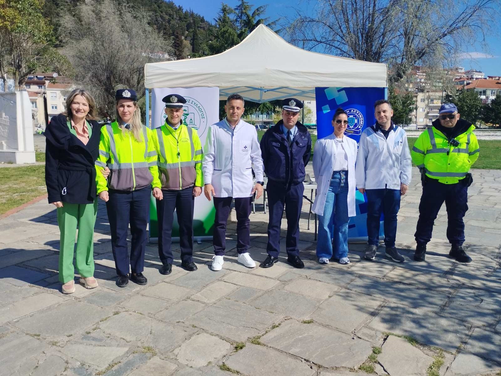 Ενόψει της εορτής του Πάσχα, διανεμήθηκαν ενημερωτικά φυλλάδια από τα Τμήματα Τροχαίας Κοζάνης, Εορδαίας και Καστοριάς, σε διερχόμενους πεζούς και οδηγούς οχημάτων - Eordaialive.com