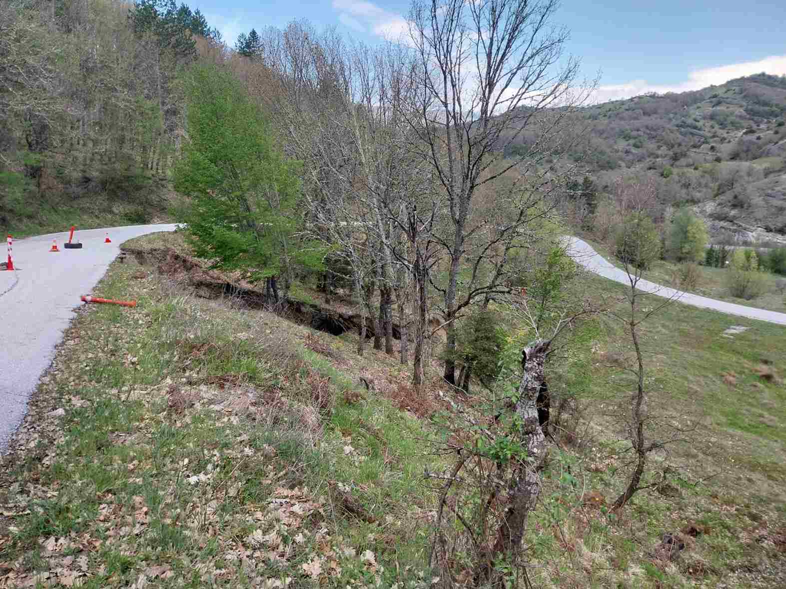 Αυτοψία στον Δίλοφο Βοΐου: Άμεση ανάγκη αποκατάστασης λόγω επικινδυνότητας της δημοτικής οδού - Eordaialive.com