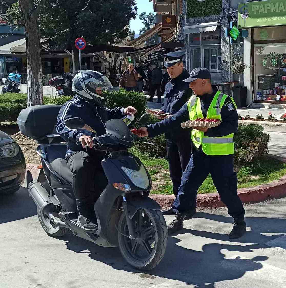 Ενόψει της εορτής του Πάσχα, διανεμήθηκαν ενημερωτικά φυλλάδια από τα Τμήματα Τροχαίας Κοζάνης, Εορδαίας και Καστοριάς, σε διερχόμενους πεζούς και οδηγούς οχημάτων - Eordaialive.com