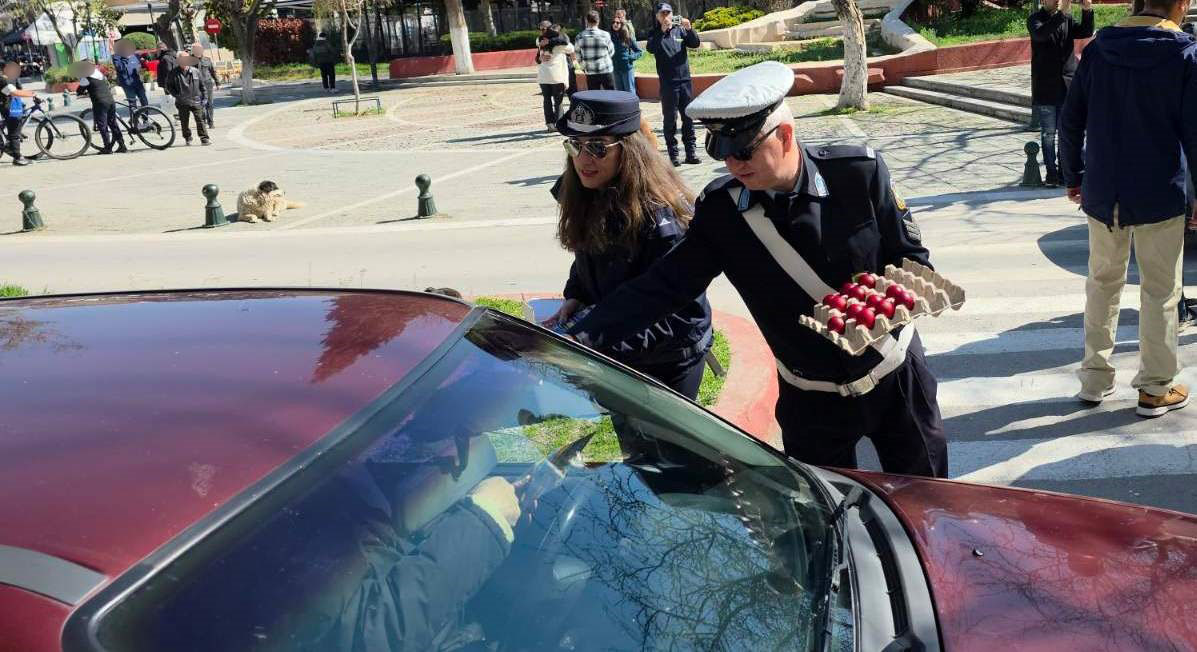 Ενόψει της εορτής του Πάσχα, διανεμήθηκαν ενημερωτικά φυλλάδια από τα Τμήματα Τροχαίας Κοζάνης, Εορδαίας και Καστοριάς, σε διερχόμενους πεζούς και οδηγούς οχημάτων - Eordaialive.com