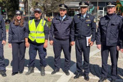 Ενόψει της εορτής του Πάσχα, διανεμήθηκαν ενημερωτικά φυλλάδια από τα Τμήματα Τροχαίας Κοζάνης, Εορδαίας και Καστοριάς, σε διερχόμενους πεζούς και οδηγούς οχημάτων