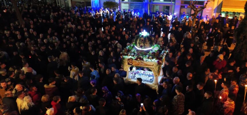 Πτολεμαΐδα: Πλημμύρισε από κόσμο η κεντρική πλατεία για τη συνάντηση των Επιταφίων - Εντυπωσιακά εναέρια πλάνα